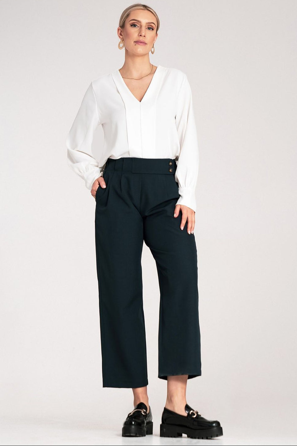  Women trousers model 214930 Figl 