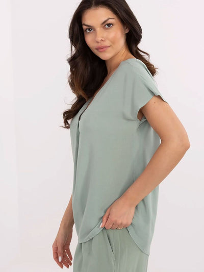 Léa EcoVibe Blouse – Soft Sage Elegance